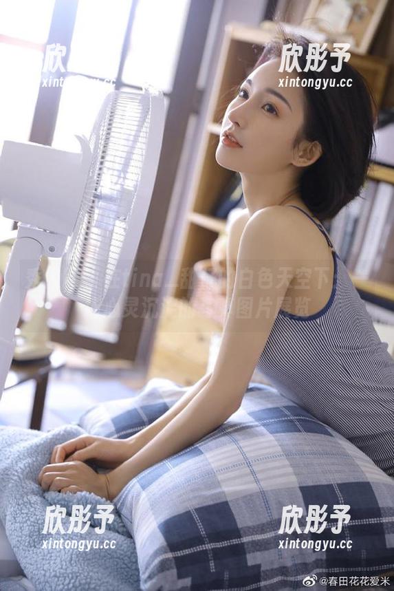 秀人网 - 在tina_甜仔的白色天空下：一场心灵沉淀的写真图片展览