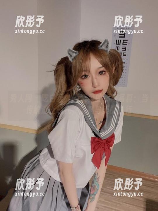 秀人网 - 吃白菜的vi菜菜的旗袍写真：当传统遇上现代，笑料与美丽并行