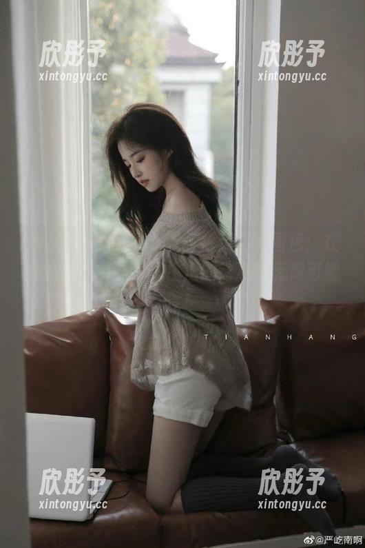 秀人网-周jojobaby 秀人网 - 周jojobaby裸足写真图包:在她的足迹中,发现生活的诗意与无尽可能性!
