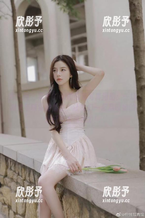 秀人网 - 夏茉GIGI的厨娘写真图册：一场视觉与味觉的盛宴，让我们一起品味她的烹饪艺术和魅力！
