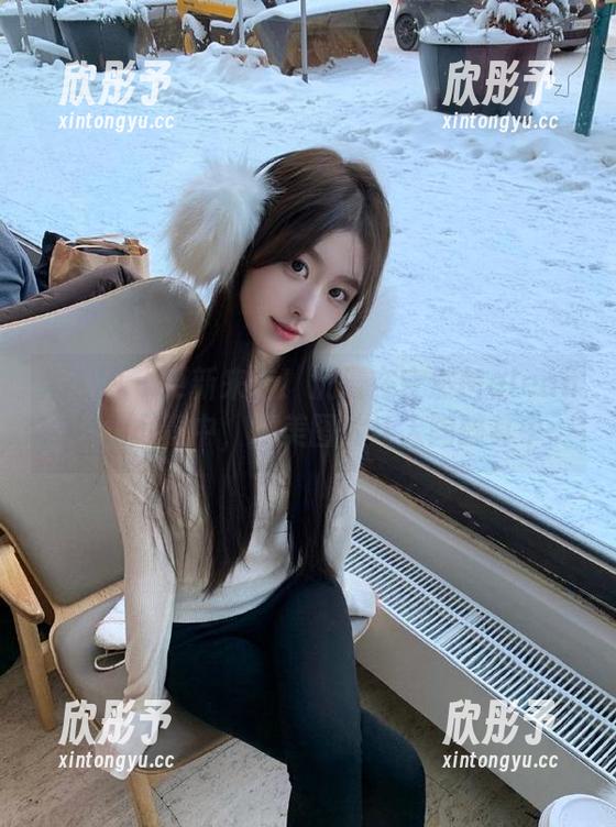 秀人网 - 更新来袭！沉浸在安然Maleah的灰丝写真中，精美图片让人陶醉其中。