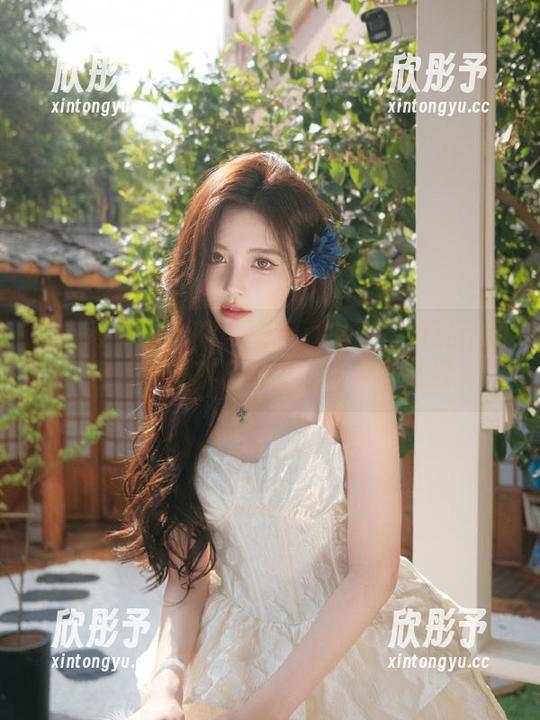 秀人网 - 随小Kiki一起体验万圣节私房图包，感受秋日的幽暗与浪漫交织