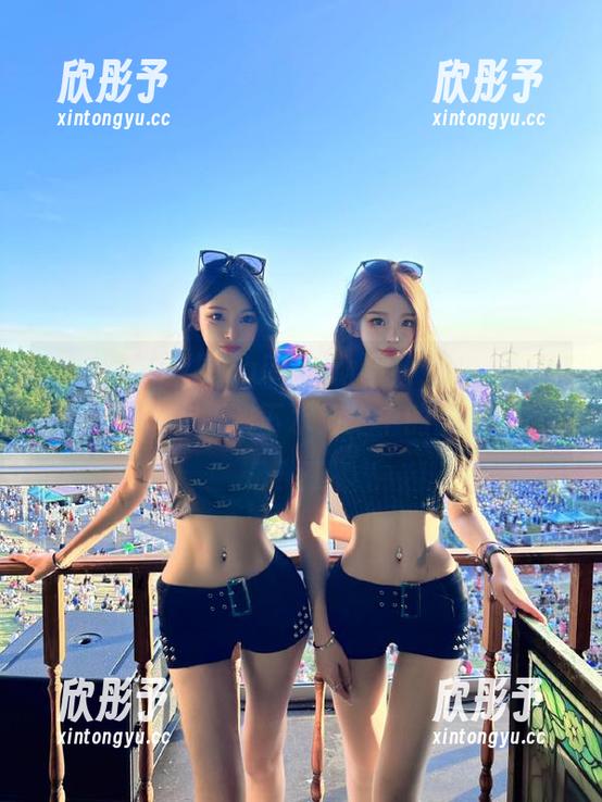 秀人网 - 星星baby泳池图集：精选瞬间，捕捉她在阳光下水波之中的独特风情