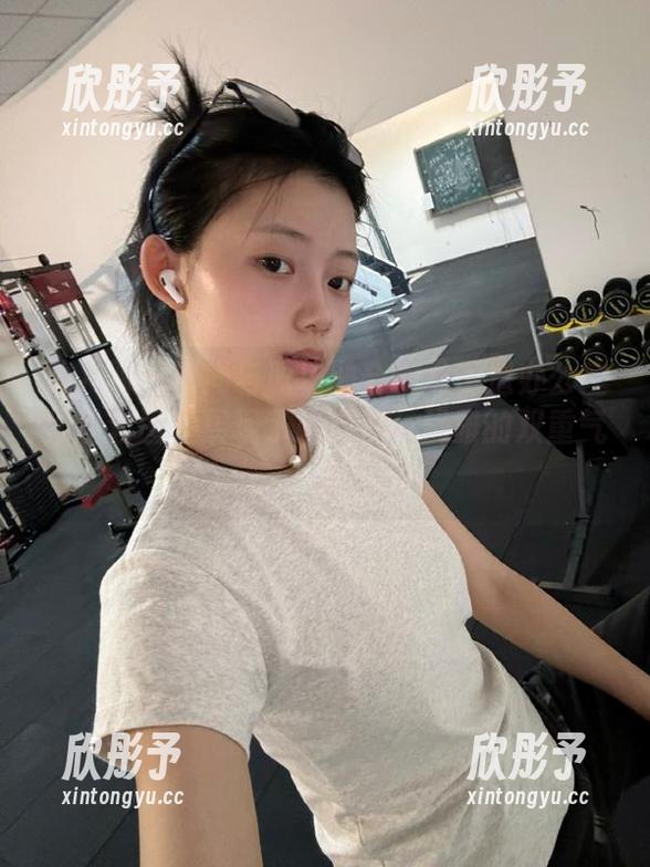 秀人网 - 时尚与职场融合的林子遥办公室作品套图，展现了她自信与优雅的双重气质
