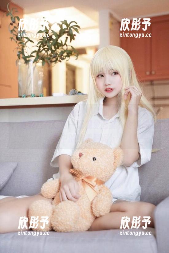 秀人网 - 揭秘柚柚小奶瓶的白色写真作品，高清图片打造一场视觉盛宴，令人陶醉其中的唯美瞬间！