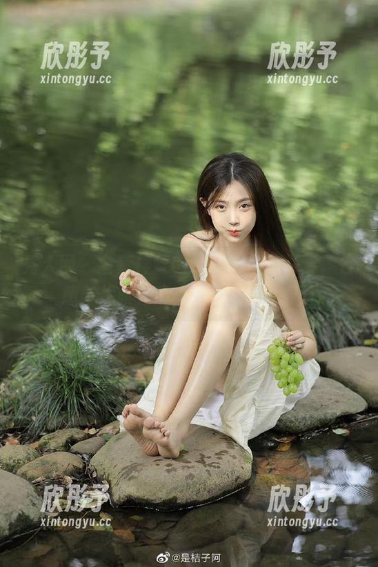 秀人网 - 全套梓萱Crystal黑丝写真，性感与优雅并肩，让你一键下载！