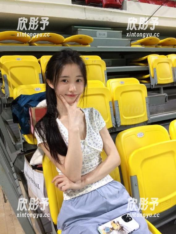 秀人网 - 高清图册揭晓：美七Mia灰丝系列写真带你领略风格与个性的碰撞