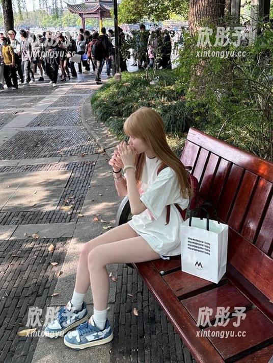 秀人网 - 捕捉软软Roro的美丽：肉色吊裙三亚旅拍精彩图片资源回顾