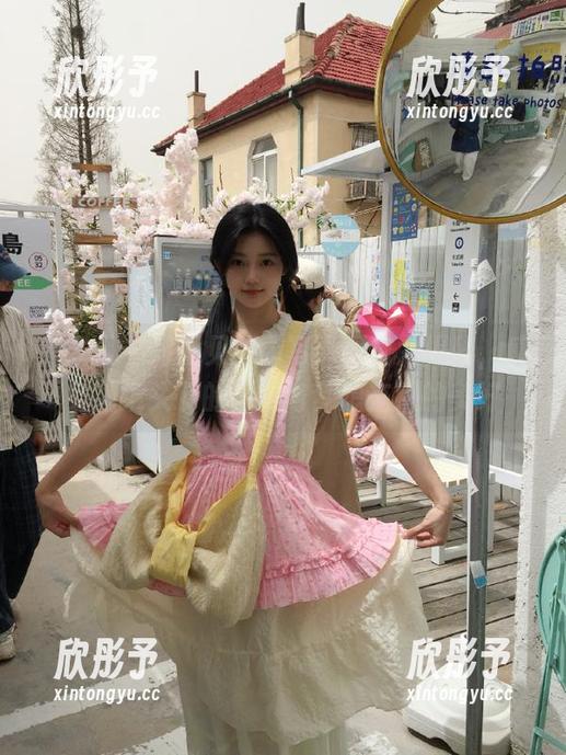 秀人网 - 邱淑贝校园写真图包大揭秘，感受她镜头下的青春与梦想交织的美好