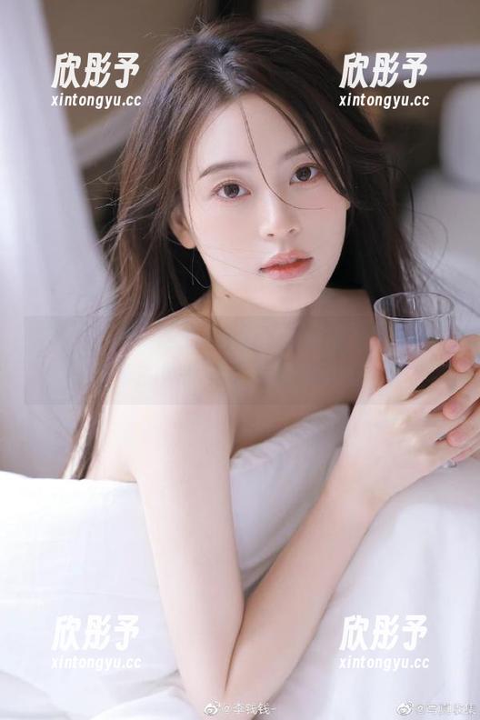 秀人网 - 顾乔楠Cora的校服套图作品：青春的回忆与校园的梦幻结合