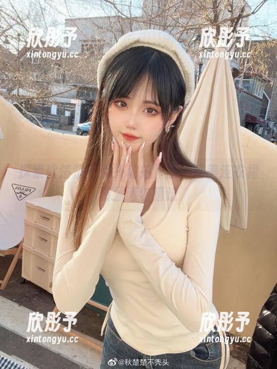 探索秋楚楚不秃头私拍作品，精美连衣裙资源请勿错过