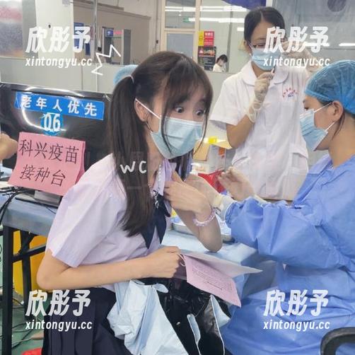 紧急企划 - 小恩粉色私拍作品系列：用镜头记录每一个绚丽的瞬间与情感