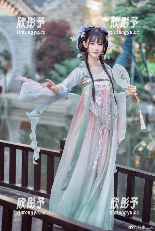 羽生三未 敢于探索:高清羽生三未黑色写真,尽情下载欣赏她的艺术之美