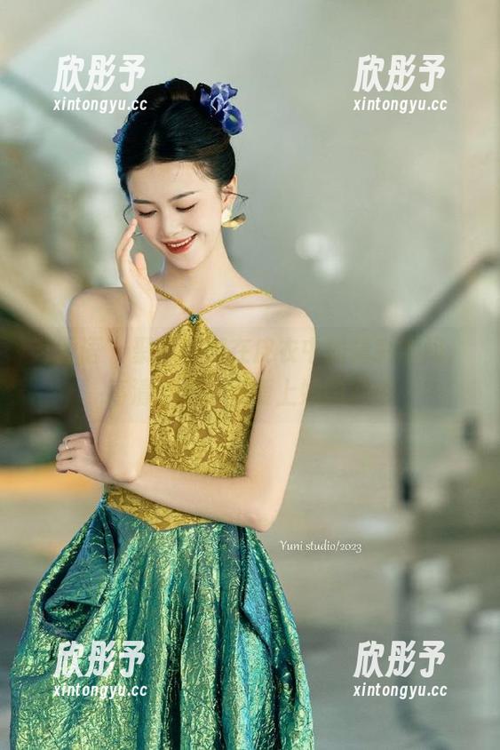 艺图语 - 聚焦小舞在皮衣中的精彩瞬间，高清照片让你爱上她的风格