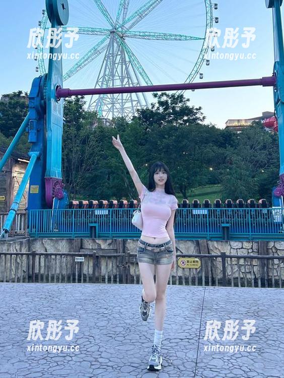 花漾show - 自拍中的趣味与自嘲：孙梦瑶V的写真作品集，记录生活的美好与无奈