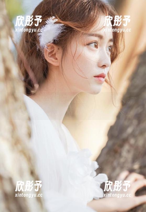微密圈 - 共享葛征的红色肚兜高清写真，感受时尚与活力的完美结合