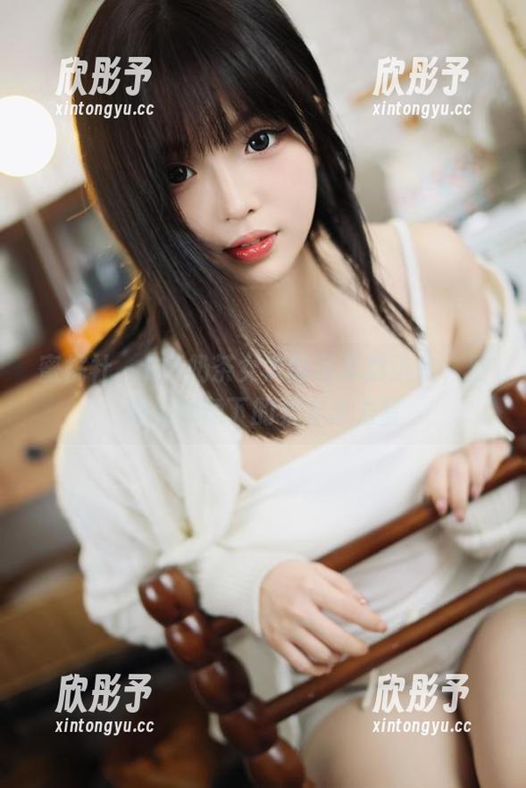 蜜桃社 - E杯奶茶女友的写真精选集，展现她视角下的柔美与力量
