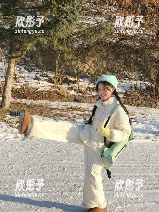 蜜桃社 - 探索冰露的最新写真作品，美腿的完美造型令人流连忘返！