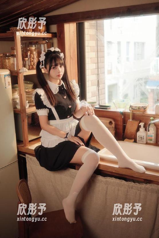 觅芙少女 - 一起欣赏依依红裙高清图包，感受她的迷人风采