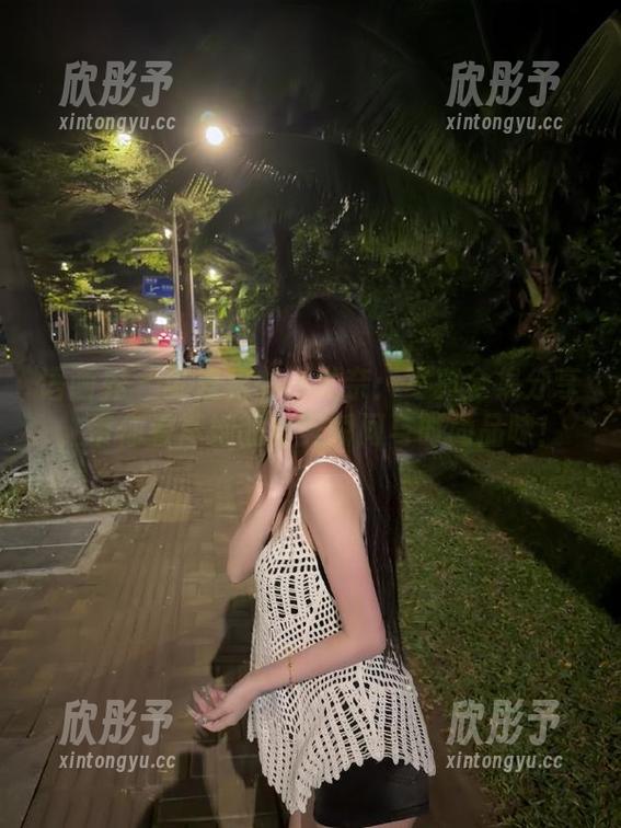 语画界 - 可爱秘书小尤奈：写真全集分享，带你看尽她的甜美瞬间与时尚品味！