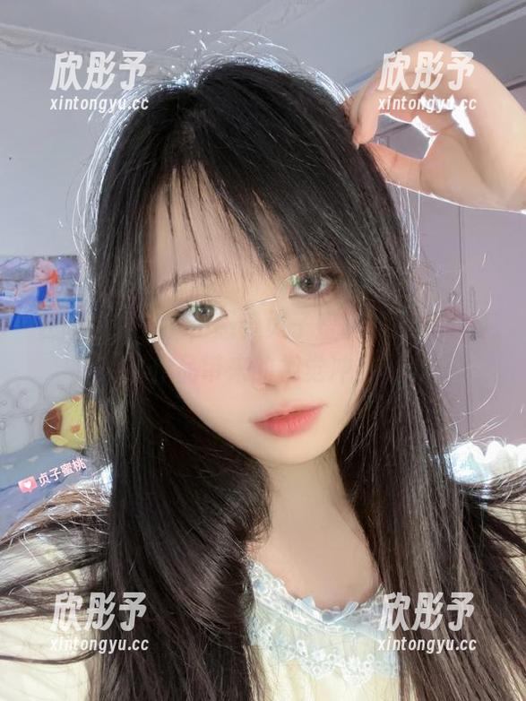在高清镜头下，感受贞子蜜桃的镂空写真作品带来的视觉冲击