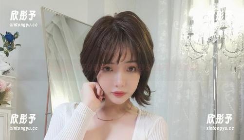 泳池里的雯妹不讲道理，私拍图片秒杀你的每一个瞬间！