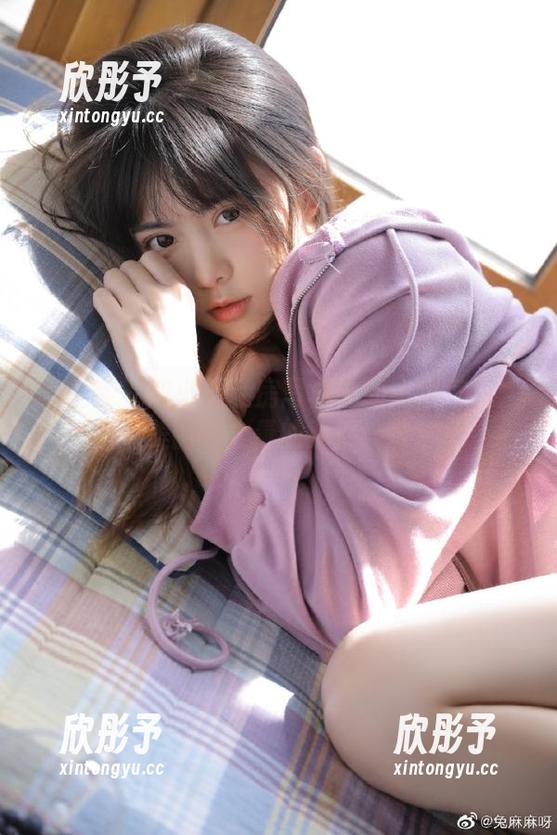 青豆客 - 纯小希私房写真中的运动气息：美丽与力量的双重诠释
