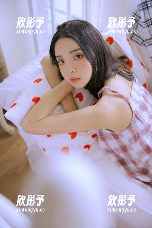青豆客 - 赵伊彤制服写真合集：时尚与个性的完美碰撞