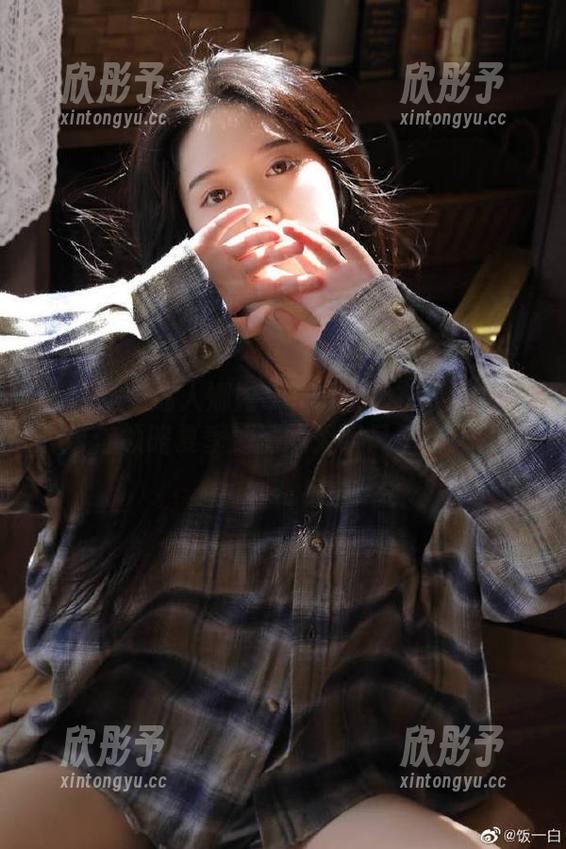 魅妍社 - 迷人娜露Selena泳衣高清套图，带你领略夏季海滩的无限风情与风采！