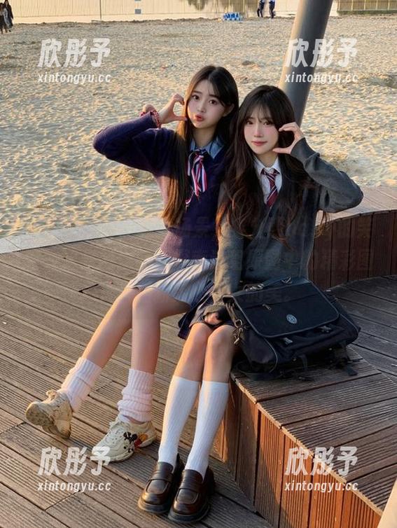 微密圈 - 梦幻教室场景，黎允熙baby的笑容如阳光般温暖，探索这组原图中的精彩图片，重新定义少女的美。